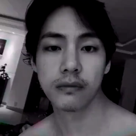 顎髭と鎖骨の画像