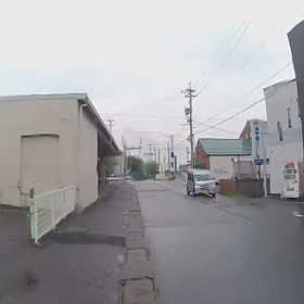 悠然と信号無視の高齢ドライバーの画像