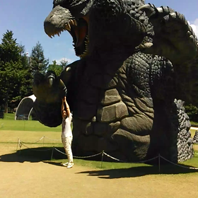 虎ノ門ヒルズでゴジラと一緒の画像