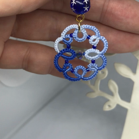 レース糸で編んだピアスの画像