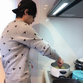 アレクコックは料理中もサングラスだ‼️の画像