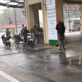 音に注意⚠️ベトナムと日本の雨と小さい私の画像