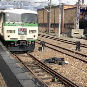 三島駅でいずっぱこに入る様子です！の画像
