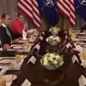 いつどこで撮られたビデオかわかりませんが、トランプ大統領が説得しているようですの画像