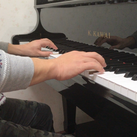 生活発表会前の保育士さんの画像