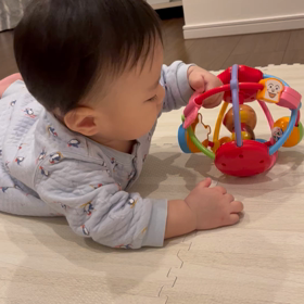 手先が器用な赤ちゃんの画像