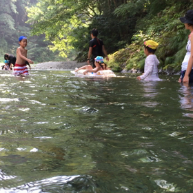 川遊び動画の画像