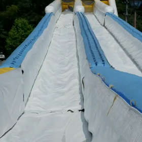 ロングスライダーとキティの滑り台の画像