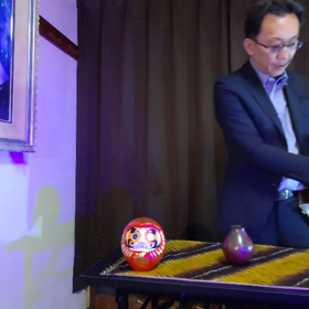 カリスマ華道家が明治時代の小さな花器に1分でお花をいけてみた...の画像