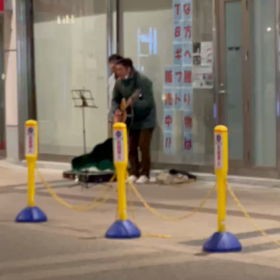 突貫、ストリートミュージシャン？の画像