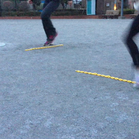 フィギュアスケート選手のステップトレーニング(タップステップ)の画像