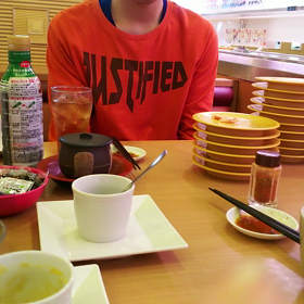 3人で寿司食べ放題の画像