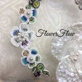 ポワンデカイユとサテンステッチのフラワーネックレスの画像