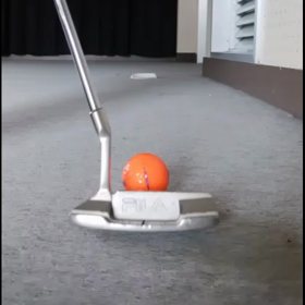 右肘をヘソの前にの画像