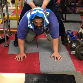 ハードな首トレーニングの画像