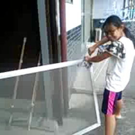 田舎の家の網戸の手入れをするの画像