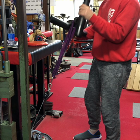 吊り手を磨く東口君の画像