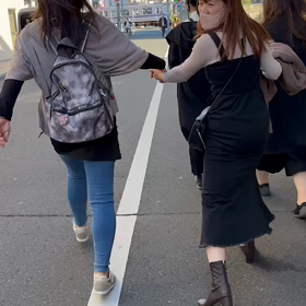 手を繋ごうの画像