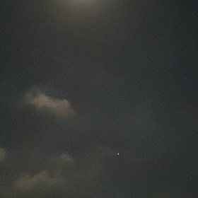 満月と飛行機の画像