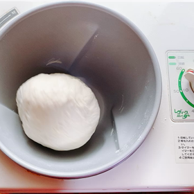 ピザ生地をこねるの画像