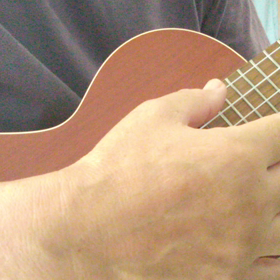 閉じこもりのウクレレ遊びの画像