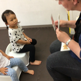 外国人講師と英語でアクティビティ と 梅雨の画像