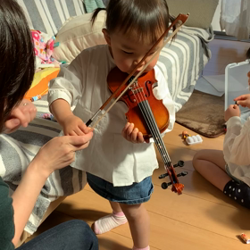 ２歳半❤️バイオリン初体験の画像