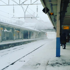 青森駅は雪の中の画像