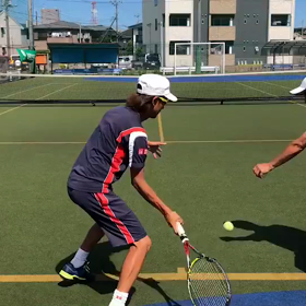 細かいステップとラケットワークの画像