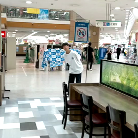 中学生の中指立ての画像