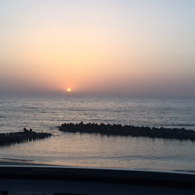 仕事帰りの夕日の画像