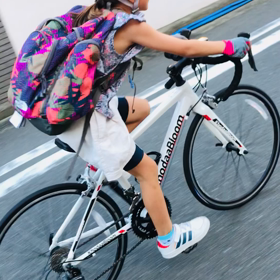 トトちゃんロードバイクでスイミングに向かうの画像