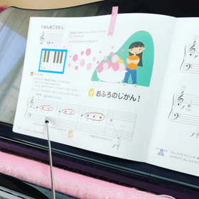 両手で弾けるようにがんばっていますの画像