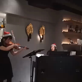 少し遅いですが、可愛いサンタたちがクリスマスソングを✨の画像