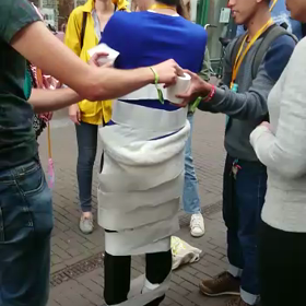 街中でグルグル巻きの画像