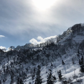 雪山の斜面と雲の画像
