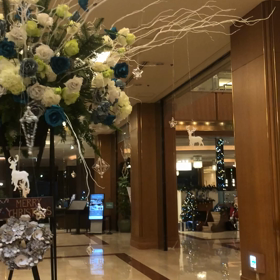 ゆらゆらゆれるクリスマス装花の画像