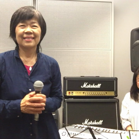 私は歌も歌うんですの画像