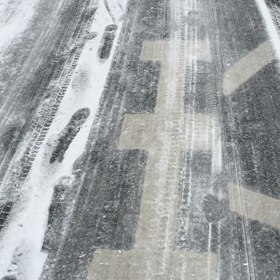 雪道を歩くの画像
