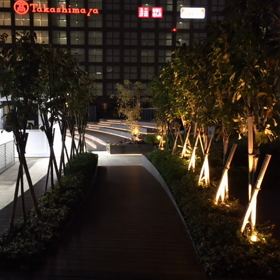 新宿南口広場のスロープの画像