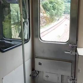 土讃線。坪尻駅に向かう電車の画像