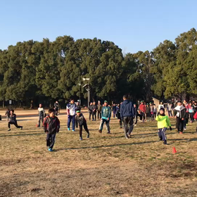 大股歩行の画像