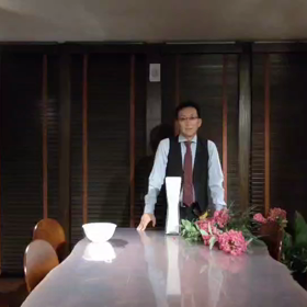 サルスベリをガラス花器にいけるの画像