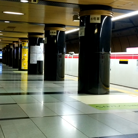 誰もいない 六本木駅ホームの画像