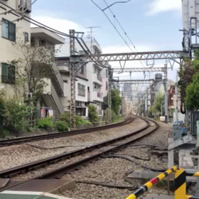 小田急線の踏切にての画像