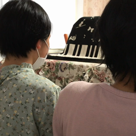 仲良し姉妹の連弾の画像