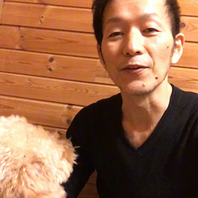 愛犬とたわむれる動画の画像