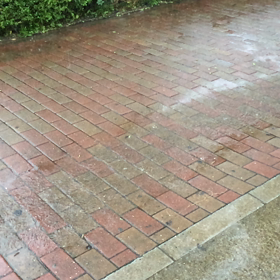 水は高い所より低い所への画像