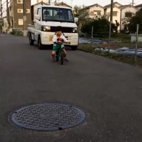 体操着でストライダーの画像