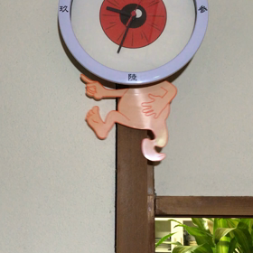 足が動く目玉おやじ時計の画像